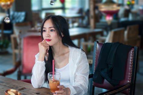 một mình trong quán